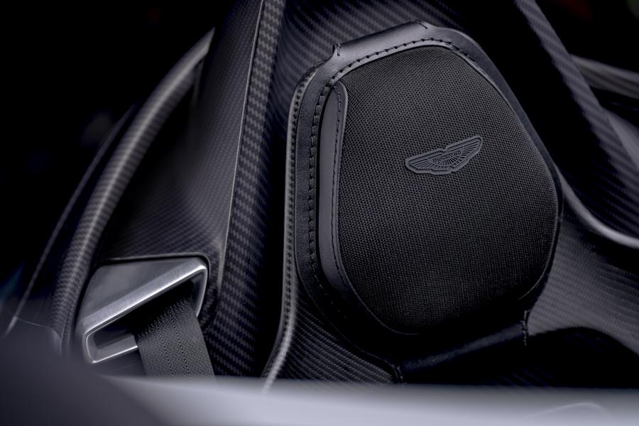 Детали интерьера Aston Martin V12 Speedster 2020 года  (WW) (фото 17 из 39)